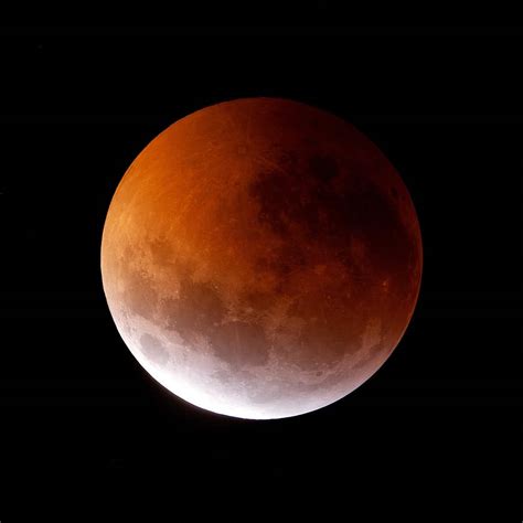 Ano ang isang lunar eclipse .